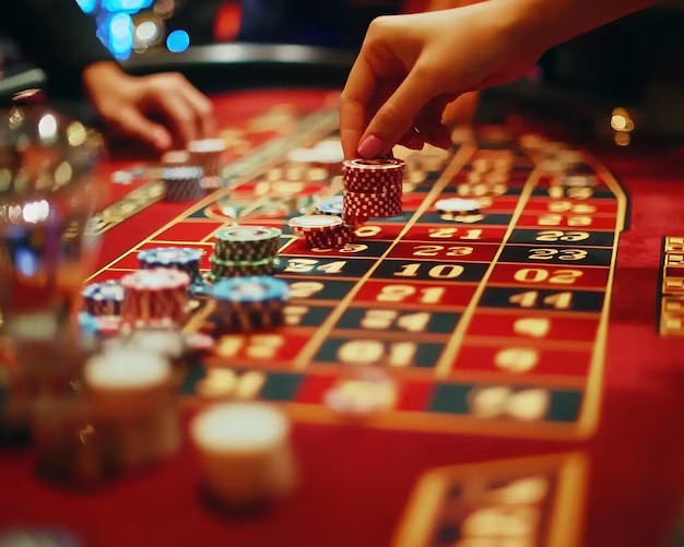 dinastislot88 platform interface showing slot games and live casino lobby